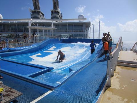 Allure_sigling_karíbahaf_Oasis_flowrider_2704.jpg Allure_sigling_karíbahaf_Oasis_flowrider_2704.jpg
