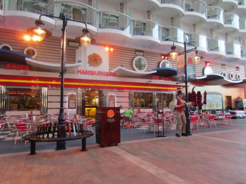 Allure_sigling_karíbahaf_Oasis_boardwalk_2728.jpg Allure_sigling_karíbahaf_Oasis_boardwalk_2728.jpg