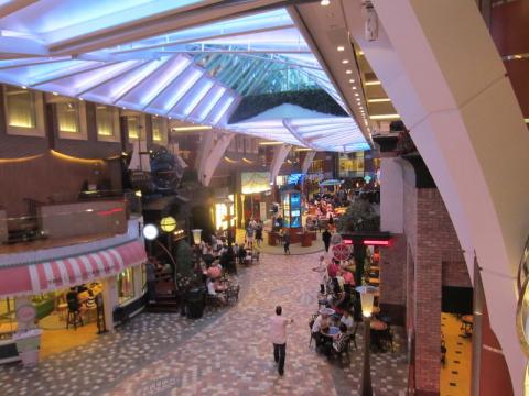 Allure_sigling_karíbahaf_Oasis_promenade_2734.jpg Allure_sigling_karíbahaf_Oasis_promenade_2734.jpg