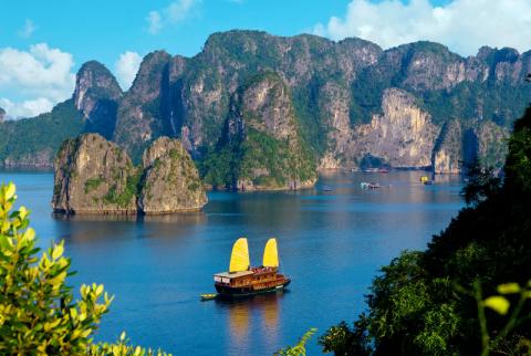 Halong bay_Vietnam_sigling_Hanoi_halong_bay_142.jpg Halong bay_Vietnam_sigling_Hanoi_halong_bay_142.jpg